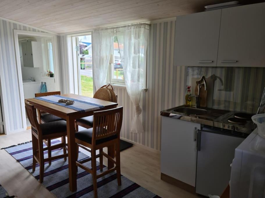 Foertjusande Gaesthus Med Parkering Fjällbacka Exterior foto